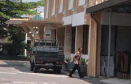 Usai Diperiksa KPK, Misdi Tinggalkan Gedung KPPN Surakarta Lewat Pintu Belakang