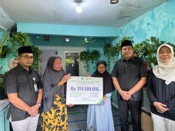Bupati Sidoarjo Serahkan Manfaat Jaminan Kecelakaan Kerja dan Kematian