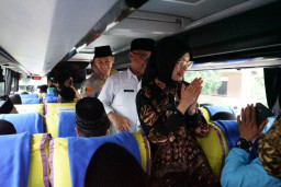 Berangkatkan 280 Jemaah Haji, Mbak Wali Titip Pesan Jaga Kesehatan dan Kekompakan