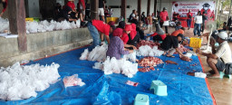 Tebar Kepedulian Idul Adha, DPC PDI Perjuangan Kota Batu Distribusikan Ribuan Paket Daging Kurban
