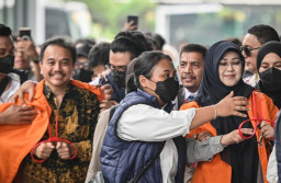 Dilimpahkan ke Kejaksaan, Roy Suryo dan dr. Tifa Tebar Senyuman