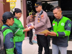 Polsek Jatisampurna Bagikan Beras ke Pengemudi Ojol, Wujud Kepedulian Polri Jelang HUT Bhayangkara ke-80