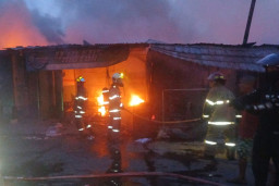 Kobaran Api Membesar dalam Sekejap, Belasan Kios di Depok Ludes Terbakar