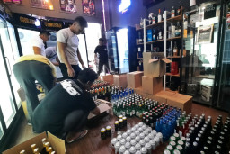 Menindaklanjuti Laporan Masyarakat, Polisi Sita Ratusan Botol Miras dari Toko di Saladin Depok
