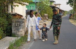 Bikin Adem! Kehadiran Satgas TMMD 129 Bojonegoro Jadi Kakak Baru Anak Desa Kesongo