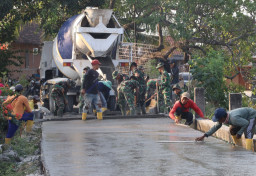 Satgas TMMD 129 Bojonegoro 'Ngebut' Cor Jalan Kedungpandan