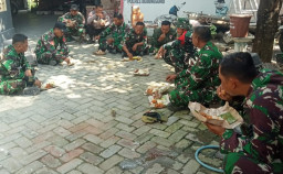 Perkuat Soliditas Lapangan, Satgas TMMD 129 Bojonegoro Asyik Lesehan Makan Bersama