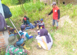 Momen Hangat TMMD 129 Bojonegoro: Ngopi Lesehan di Pinggir Jalan, TNI dan Warga Menyatu Tanpa Jarak 