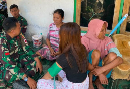 Sentuhan Hangat di Teras Rumah: Satgas TMMD 129 Bojonegoro Hadirkan Senyum dan Layanan Kesehatan Gratis bagi Warga