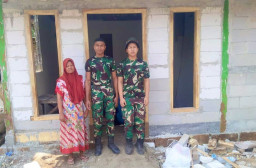 Sentuhan Humanis Satgas TMMD 129 Bojonegoro: Rajutan Asa Baru di Dinding Rumah Ibu Tini