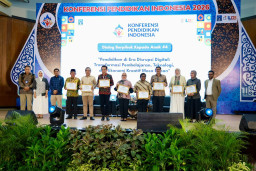 Raih Dua Penghargaan, Bupati Jember Tegaskan Pendidikan dan Ekonomi Kreatif Jadi Kunci Putus Kemiskinan