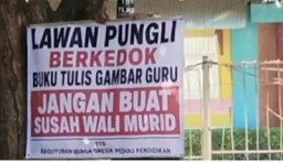 Dugaan Pungli Berkedok Penjualan Buku Tulis di SD Gresik Disorot, Wali Murid Pasang Spanduk Protes