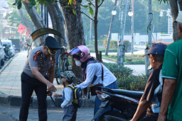 Hari Pertama Masuk Sekolah, Kapolres Gresik AKBP Ramadhan Turun Langsung Pastikan Kelancaran Lalu Lintas