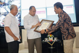 Pemkot Surabaya Raih Penghargaan Kapolri atas Kolaborasi dengan Densus 88 Cegah Radikalisme dan Terorisme