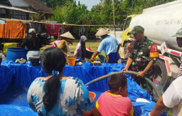 Kekeringan Mulai Melanda Bojonegoro, TNI Gerak Cepat Salurkan 16 Ribu Liter Air Bersih untuk Warga Sukosewu