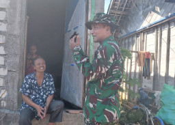 Semangat Kemanunggalan TNI-Rakyat, Satgas TMMD Bojonegoro Sambangi Warga Penerima Manfaat Program