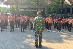 Bentuk Karakter Sejak Dini, Satgas TMMD 129 Bojonegoro Latih Baris Berbaris Siswa SD Kesongo