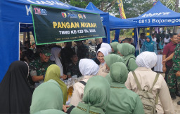 Bazar Pangan Murah Persit Kodim Bojonegoro Meriahkan Pembukaan TMMD 129 di Kesongo Kedungadem, Begini Serunya