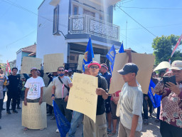 Ratusan Warga Brengkok Demo, Desak Kades Buka Dugaan Pungutan PTSL di Luar Kesepakatan