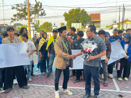 Puluhan Mahasiswa Labrak Kejari Ponorogo, Ada Apa?