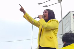 Bentrok dengan Polisi, Fathimah Azzahra Menereskan Air Mata