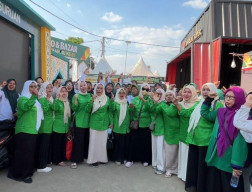 Saat Ratusan Perempuan Bangsa “Serbu” Bazar Muktamar, UMKM Ketiban Rezeki