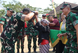 Senyum Tiga Generasi Sambut Jenderal: Potret Hangat Kunjungan Wasev TMMD 129 Bojonegoro di Kesongo
