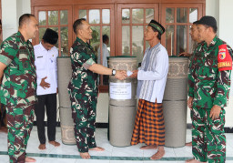 Kepedulian Tanpa Batas: Tim Wasev TMMD 129 Bojonegoro Salurkan Bantuan Karpet Tempat Ibadah 