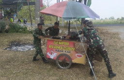 Aksi Peduli Satgas TMMD 129 Bojonegoro bantu Dorong Gerobak "Sempol" Bu Kartini