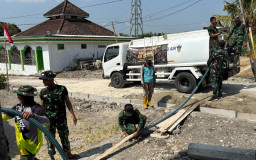 Senyum Mengembang: Satgas TMMD 129 Bojonegoro Grojok Air Bersih Door to Door di Kesongo