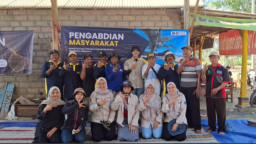 Dosen Ilmu Kelautan FPIK UB Tingkatkan Standar Keselamatan Wisata Bahari di Pantai Wonogoro 