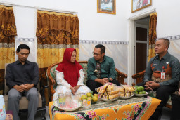 Perlindungan Pekerja Rentan, Wali Kota Batu Serahkan Santunan Rp74 Juta kepada Ahli Waris