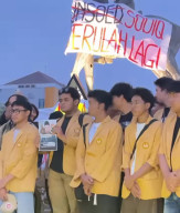 Pasca OTT, Ratusan Mahasiswa Unsoed Demo! Spanduk 'Sodiq Berulah Lagi' Dibentangkan di Patung Jenderal Soedirman