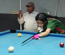 Beda Generasi, Nesha Tumbangkan Pak Jo 3-1 di Meja Biliar