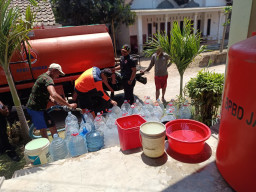 BPBD Jember Salurkan 5.000 Liter Air Bersih untuk 120 KK Terdampak Kekeringan di Rambipuji