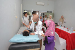 Pelindo Terminal Petikemas Periksa Kesehatan 200 Balita dan Lansia di Surabaya