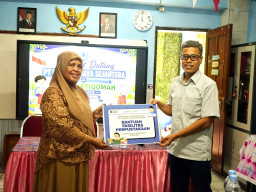 Pelindo Daya Sejahtera Tambah Koleksi Perpustakaan SD Al Istiqomah, Dorong Budaya Baca di Era AI