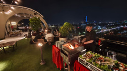 EXCOTEL Design Hotel Surabaya Hadirkan Sunset Chill & Grill, Barbeque Sambil Nikmati City View 360 Derajat