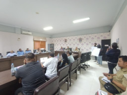 Pembahasan Raperda Ricuh, Dua Warga Lamongan Masuk Ruang Rapat Bapemperda di Gedung Dewan