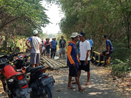 Warga Tiga Desa di Dukun Gresik Tuntut Keseriusan Dinas PU Tangani Jembatan Ambles