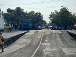 Jembatan di Lamongan Ambles,  Macet Parah Tak Bisa Dihindari