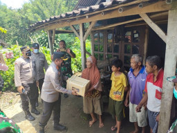 Kapolres Blitar Kota Bersama Dandim 0808, Tinjau Dan Bantu Korban Puting Beliung