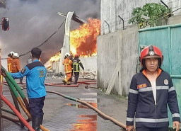 Kebakaran Gudang Palet Plastik Merembet Ke Rumah Warga