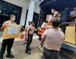 Bhayangkari Polrestabes Surabaya Peduli Korban Erupsi Gunung Semeru