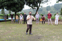 Biddokes Polda Jatim Gelar Family Gathering, Ajak Santri Ponpes Ar-Ridlwan Kota Batu