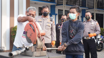 Puluhan Kenalpol Brong Dihancurkan Polisi di Halaman Satlantas Polresta Sidoarjo