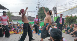 Saling Cambuk Warga Tarik Meriahkan Ruwat Desa