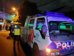 Sopir Diduga Mabuk, Angkot Tabrak Rumah Warga di Depok