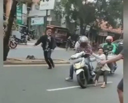Motor Dirampas Penagih Hutang, Driver Ojol Terseret Puluhan Meter