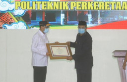 Walikota Madiun Raih Penghargaan dari Menteri Perhubungan